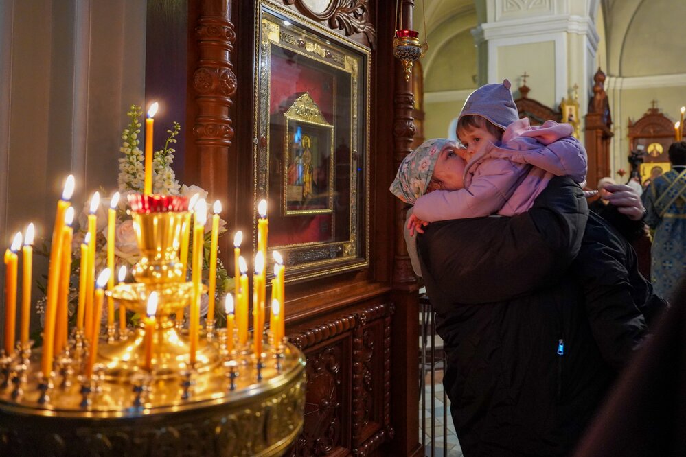 Верующая с ребенком возле чудотворной иконы Божией Матери «Целительница». Фото: Авилов Александр / Агентство «Москва»