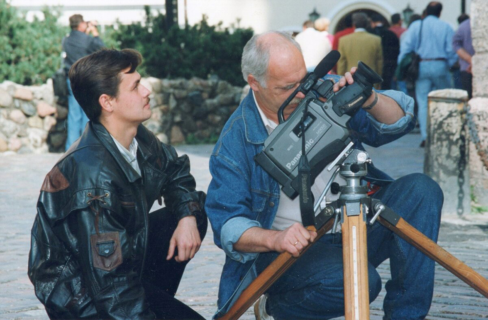 Ведущий программы &laquo;Клио&raquo; Игорь Гусев и оператор Зигурд Ласманис во время&nbsp;съёмки телепередачи о храме Св.Петра. Рига, осень 1994 г. Фото:&nbsp;Игорь Гусев