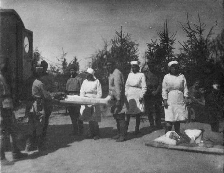 Эвакуация на военно-санитарный поезд, 1943-1945 года. Фото: Мультимедийный комплекс актуальных искусств