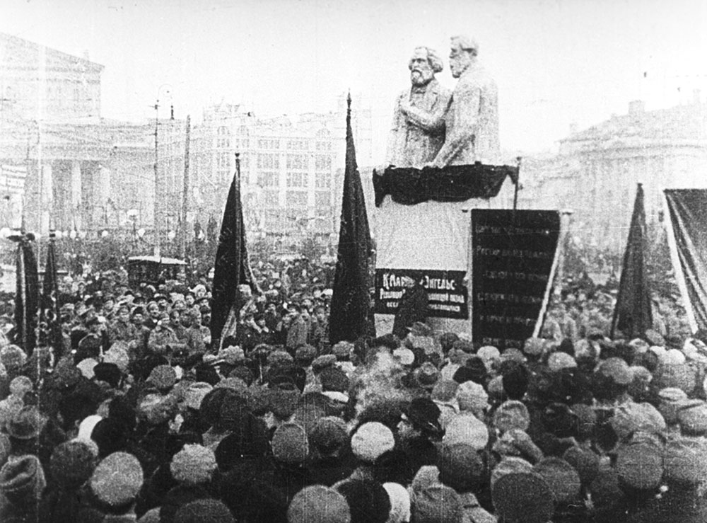 В.И. Ленин произносит речь на открытии временного памятника Карлу Марксу и Фридриху Энгельсу. Фото: Миримов/РИА Новости