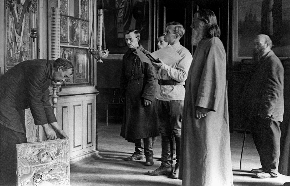 Изъятие церковных ценностей в 1922 году. Фото: РИА Новости