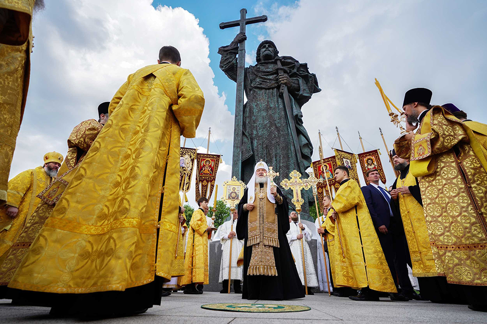 Патриарх Кирилл у памятника князю Владимиру. Фото: свящ. Игорь Палкин / foto.patriarchia.ru