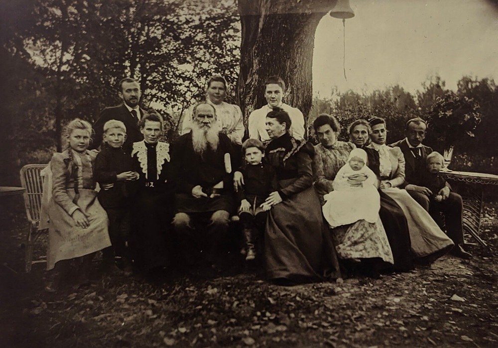 Лев Толстой (в центре) с родными в Ясной поляне,1899 год. Фото: tolstoymuseum.ru