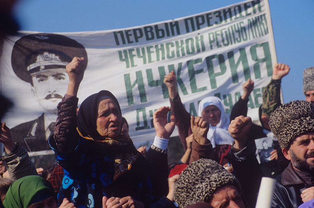 Участники митинга в городе Грозном по случаю 5-й годовщины со дня вступления в должность президента Чечни Джохара Дудаева (после смерти). Фото: Игорь Михалев / РИА Новости