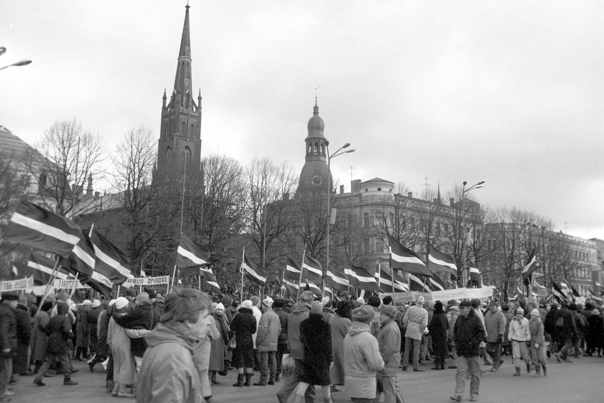 Участники Вселатвийского митинга по призыву Народного фронта в знак протеста против кровопролития в Вильнюсе. У Верховного Совета республики стоят пикеты. Рига, 13 января 1991 года. Фото: Ян Тихонов /&nbsp;РИА Новости