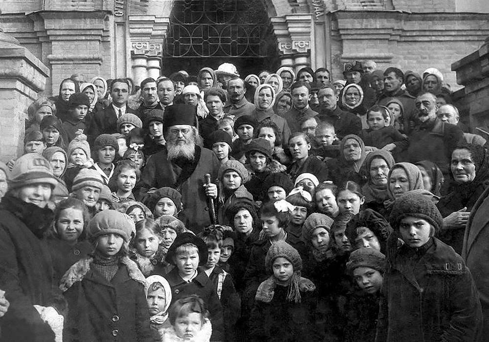 Архиепископ Лука в окружении паствы. Фото: из книги Марка Поповского «Жизнь и житие святителя Луки (Войно–Ясенецкого), архиепископа и хирурга»
