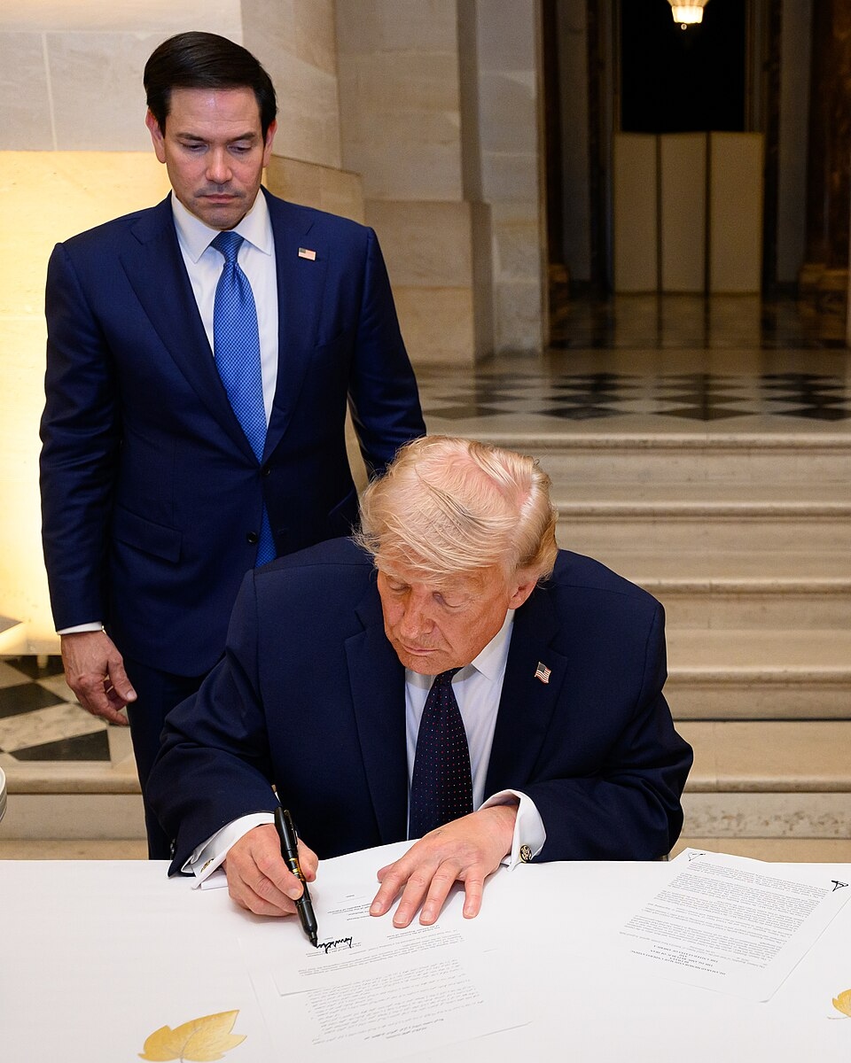 Президент Дональд Трамп подписывает Меморандум о взаимопонимании между Исламской Республикой Иран и Соединенными Штатами Америки в Версальском дворце во Франции в среду, 17 июня 2026 года. Фото: Official White House / Daniel Torok / Flickr