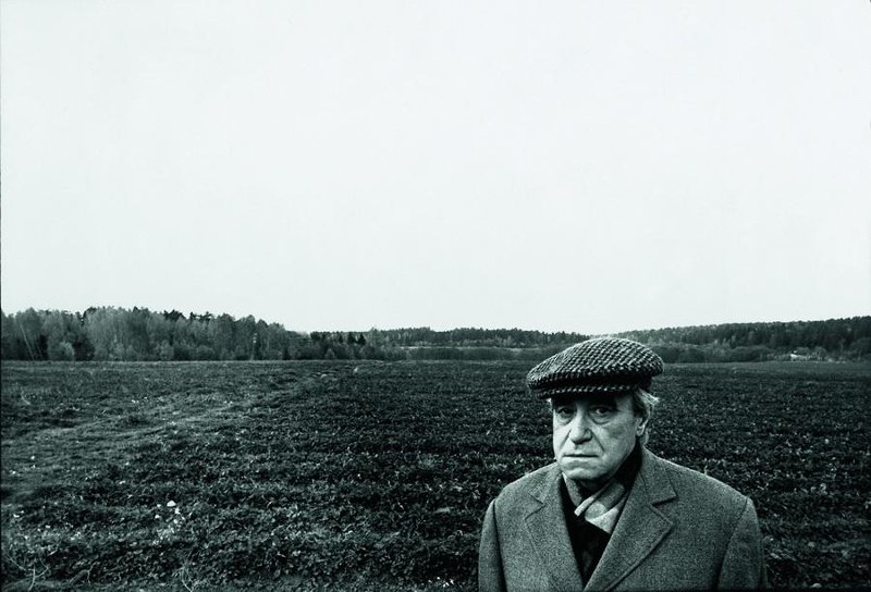 Валентин Катаев на фоне полей в Переделкино, 1972 год. Фото:&nbsp;Государственный музей В. В. Маяковского