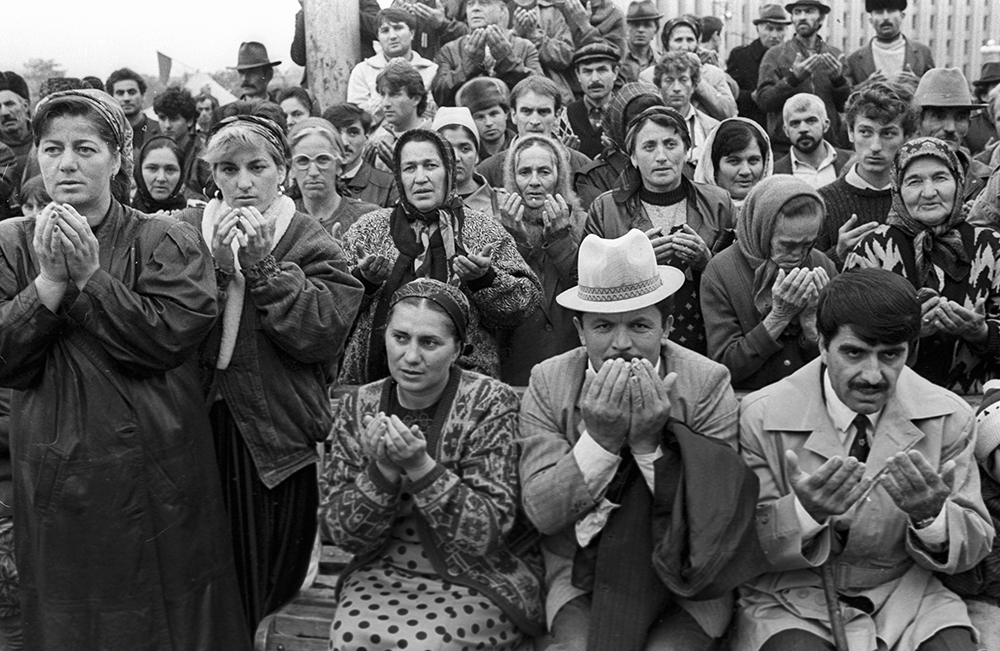 Жители Грозного во время коллективной молитвы. Фото: Штейнбок / РИА Новости