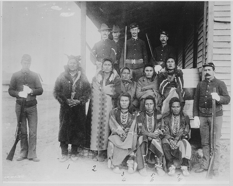 Вождь Пленти Коупс и семь заключенных Кроу под охраной. Фото: U.S. National Archives and Records Administration