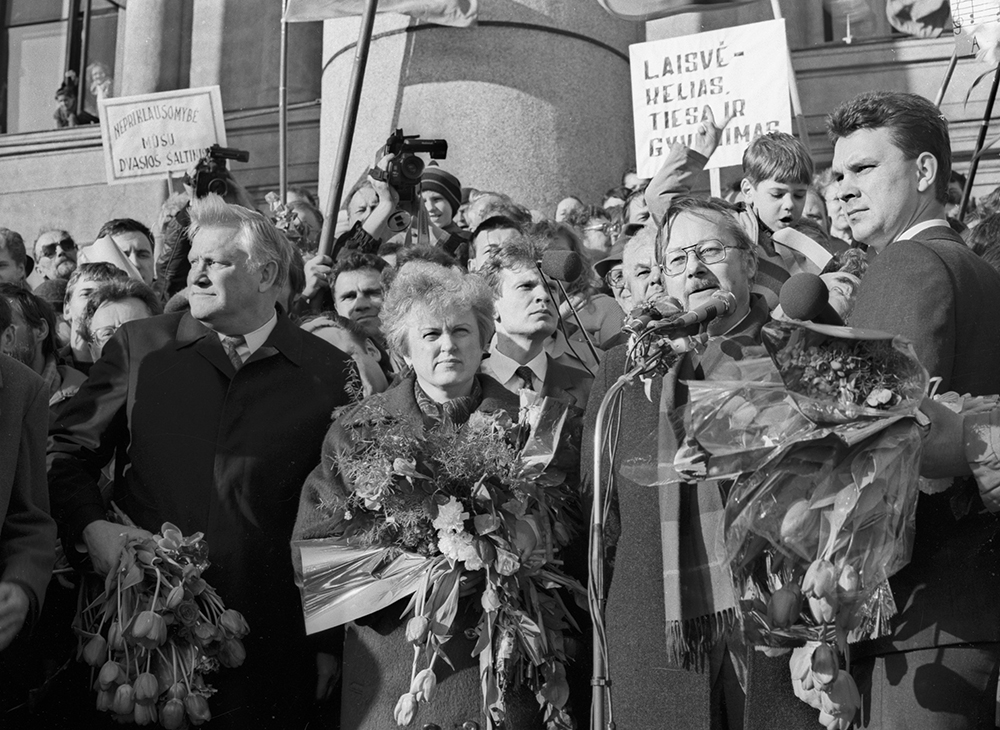 Председатель Верховного Совета Литвы Витаутас Ландсбергис (в центре), председатель Совета Министров Литвы Казимера Прунскене (слева) и первый заместитель председателя правительства Альгирдас Бразаускас (справа) на митинге, посвященном восстановлению независимости Литвы. Фото: Мариус Баранаускас / РИА Новости