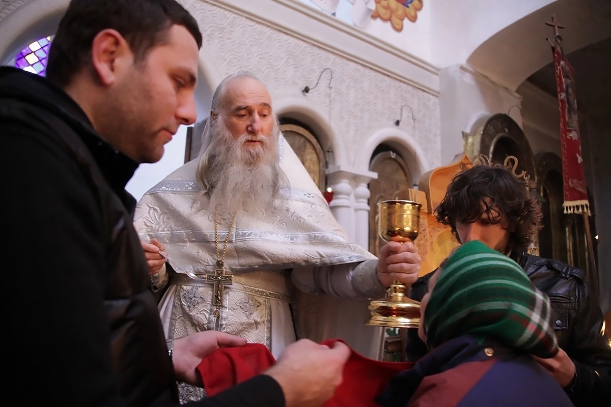 О. Виссарион Аплиаа причащает прихожан в Сухумском Кафедральном Соборе. Фото: aiasha.ru