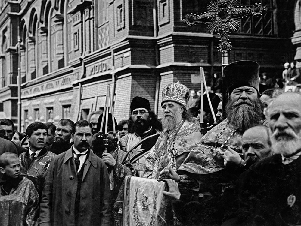 Патриарх Тихон на пасхальном молебне у Никольских ворот. Фото: Государственный исторический музей-заповедник «Горки Ленинские»