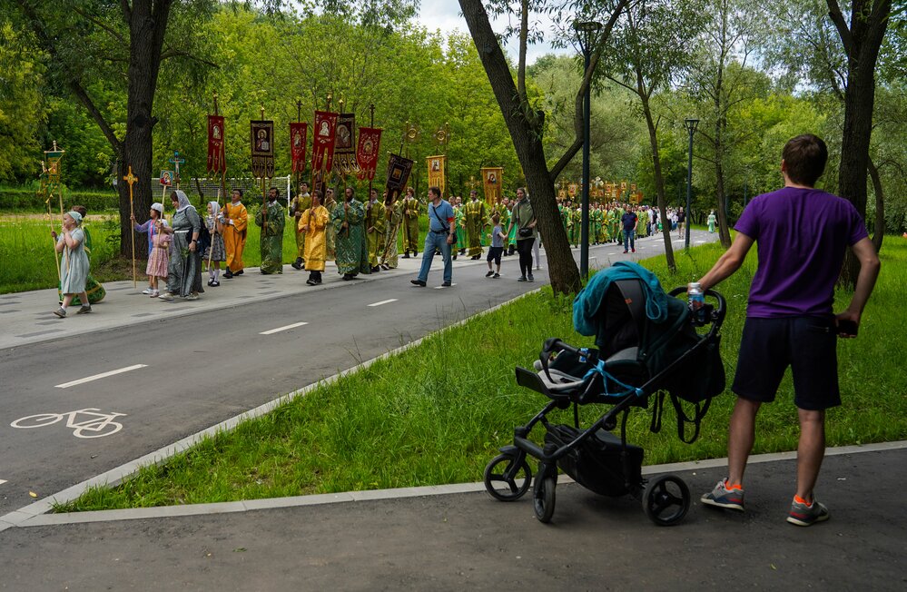 Крестный ход в праздник Святой Троицы  в парке «Яуза». Фото: Тихонова Пелагия / Агентство «Москва»