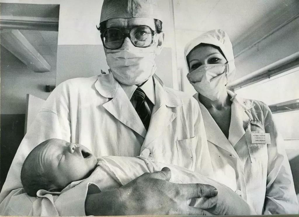 Валентин Алексеевич Лукин и Елена Андреевна Калинина с первой девочкой Леной Донцовой, рождённой в СССР с помощью ЭКО, 7 февраля 1986 года. Фото:&nbsp;AlexanderJustus92&nbsp;/ Wikipedia