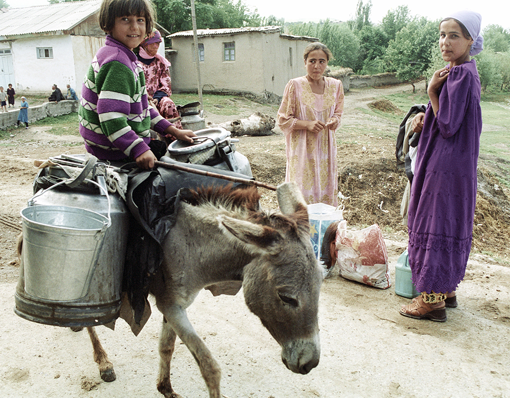 Девочка едет на ишаке за водой, Таджикистан. Фото: Владимир Вяткин / РИА Новости