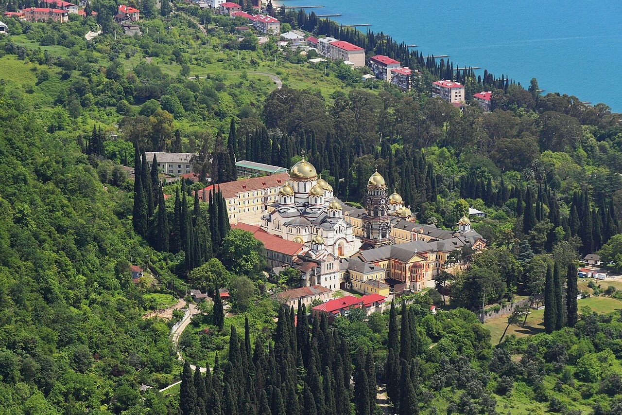 Вид на Новоафонский монастырь. Фото: Hons084 / Wikipedia