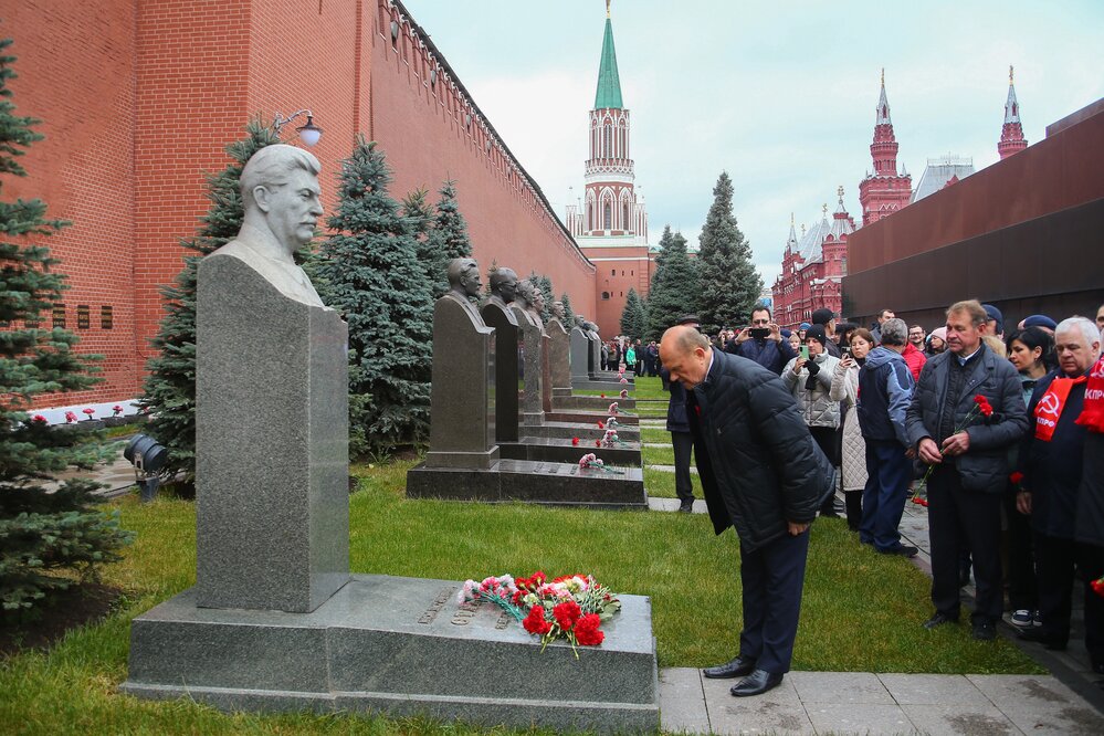 Руководитель фракции КПРФ Геннадий Зюганов кланяется бюсту Сталина на Красной площади. Фото: Ведяшкин Сергей / Агентство «Москва»