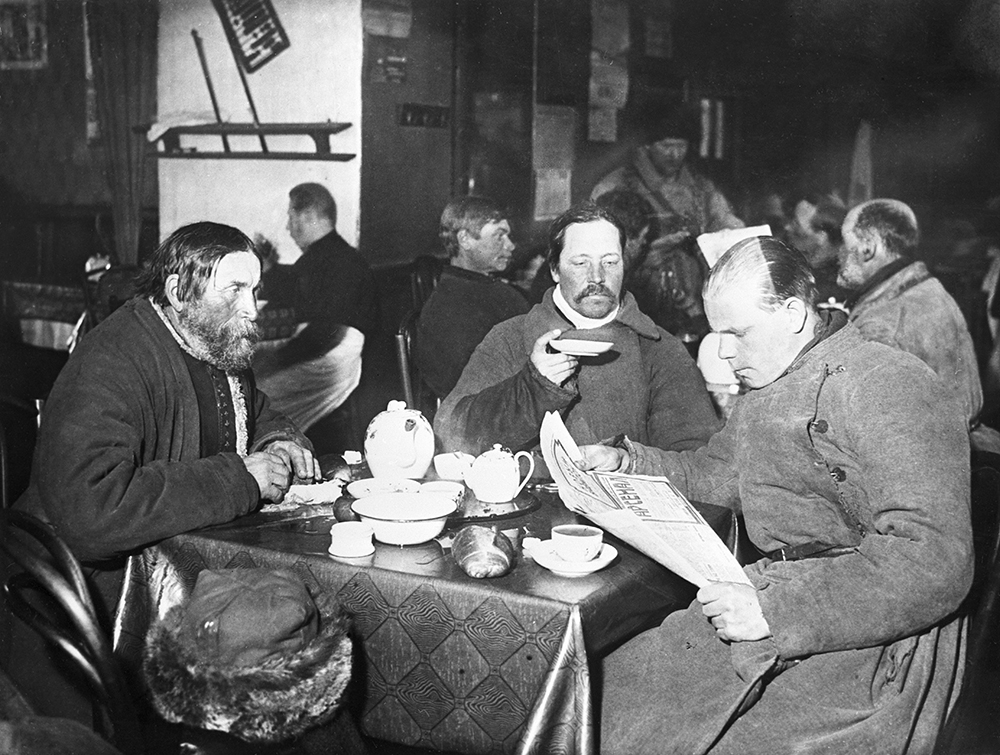 Извозчики в чайной в Москве, 1920 год. Фото: Центральный государственный архив кинофотодокументов СССР / РИА Новости