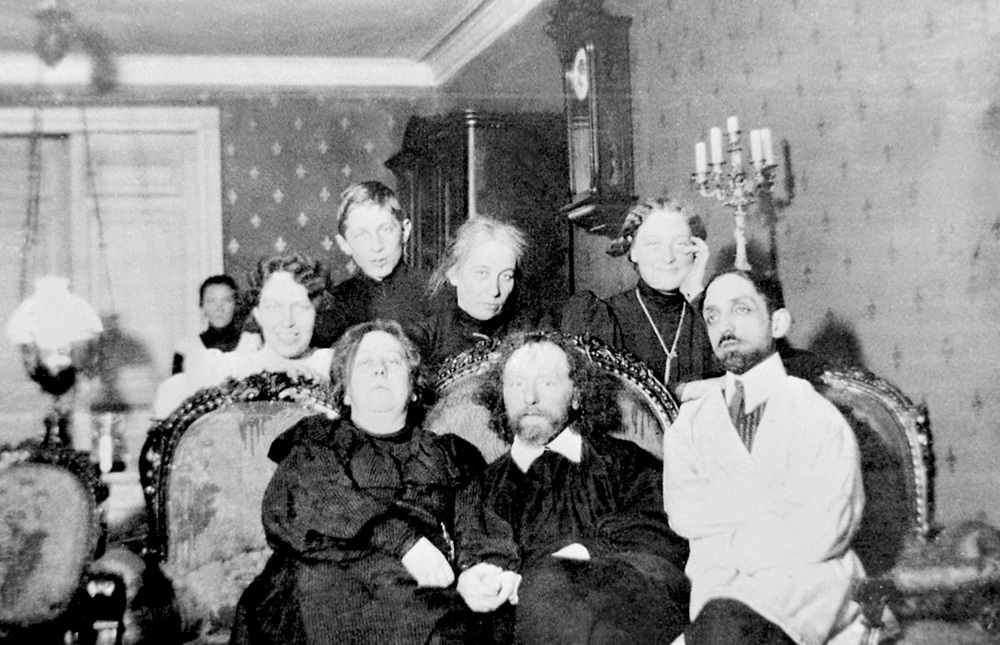 Сидят (слева направо): Анна Минцлова, Вячеслав&nbsp;Иванов, Михаил Кузмин. Стоят: Лидия Иванова, Евгения Герцык, Сергей Шварсалон, Мария&nbsp;Замятина, Вера&nbsp;Шварсалон на &laquo;Башне&raquo;<strong>.</strong>. Фото: Петербургский театральный журнал