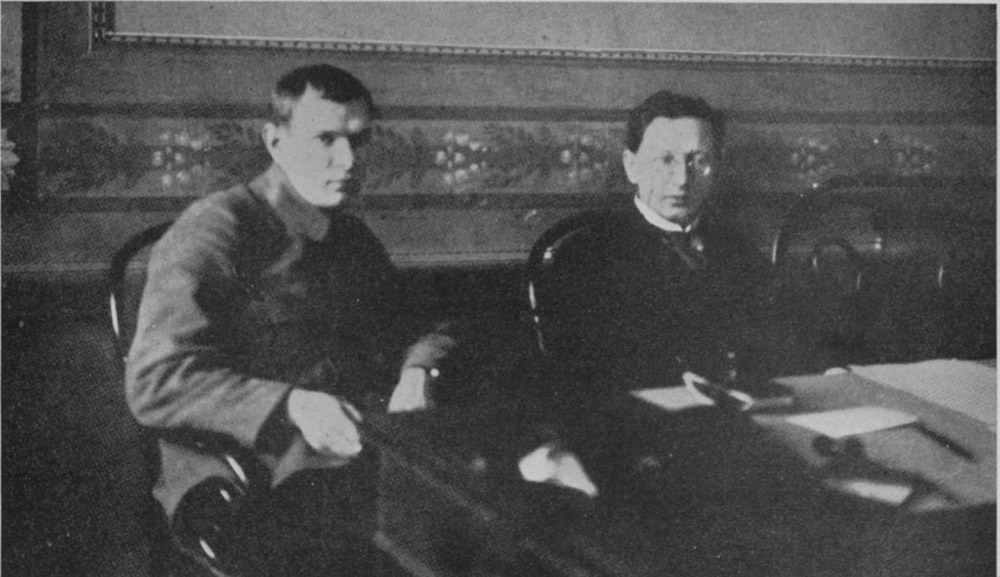 Моисей Соломонович Урицкий (справа) в своем кабинете в Петрограде. Фото: общественное достояние