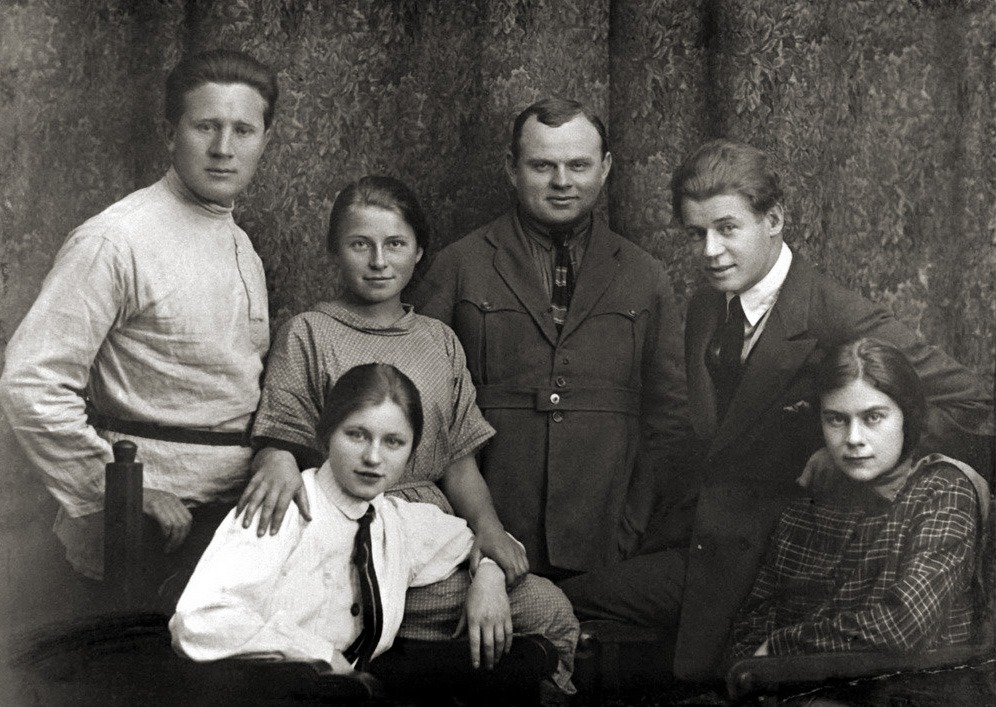 Василий Наседкин, Екатерина и Александра Есенины, Александр Сахаров, Сергей Есенин и Софья Толстая. Фото:&nbsp;esenin-sergei.ru