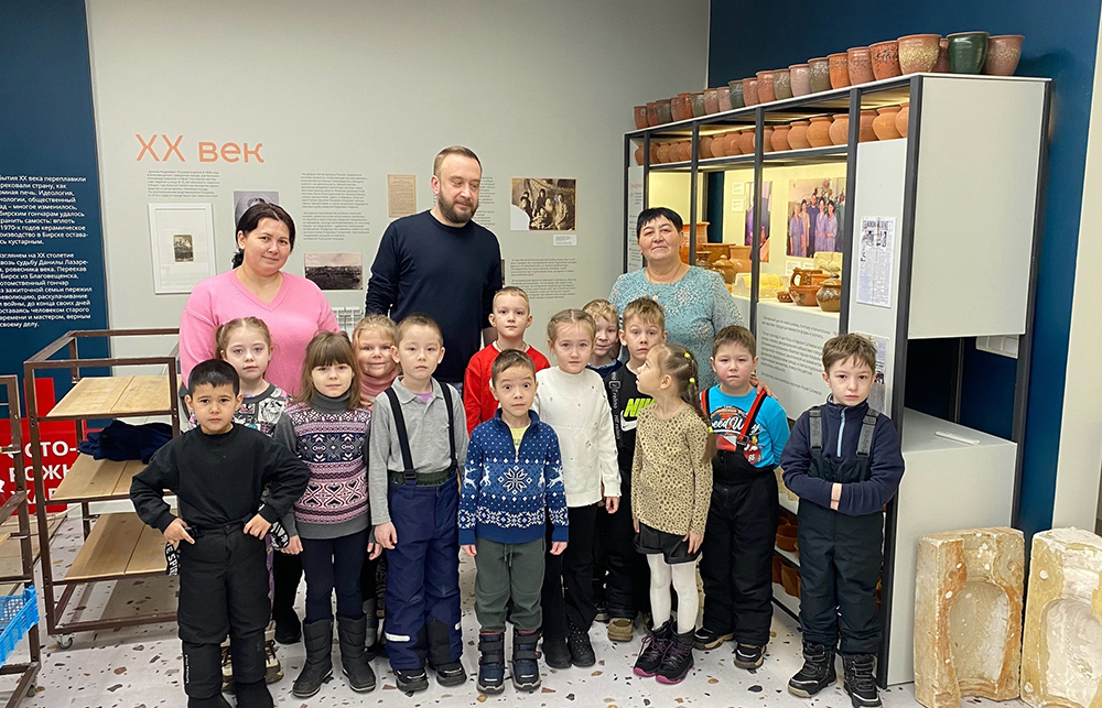 Юные гости Музея керамики и гончарного дела. Фото: vk.com/chirkov_birsk