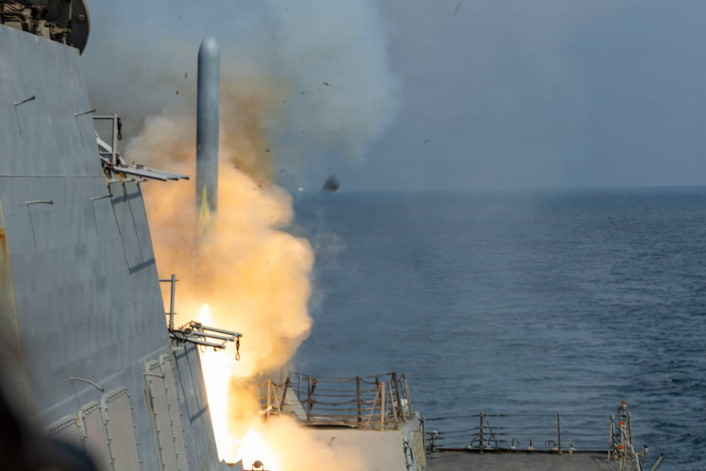 Эсминец USS Delbert D. Black (DDG 119) производит выстрел ракетой Tomahawk. Фото: US Navy