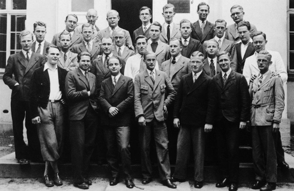 Подпольная семинария в Финкенвальде,третий курс, 1938 год. Бонхёффер в верхнем ряду третий слева. Фото: dietrich-bonhoeffer.net