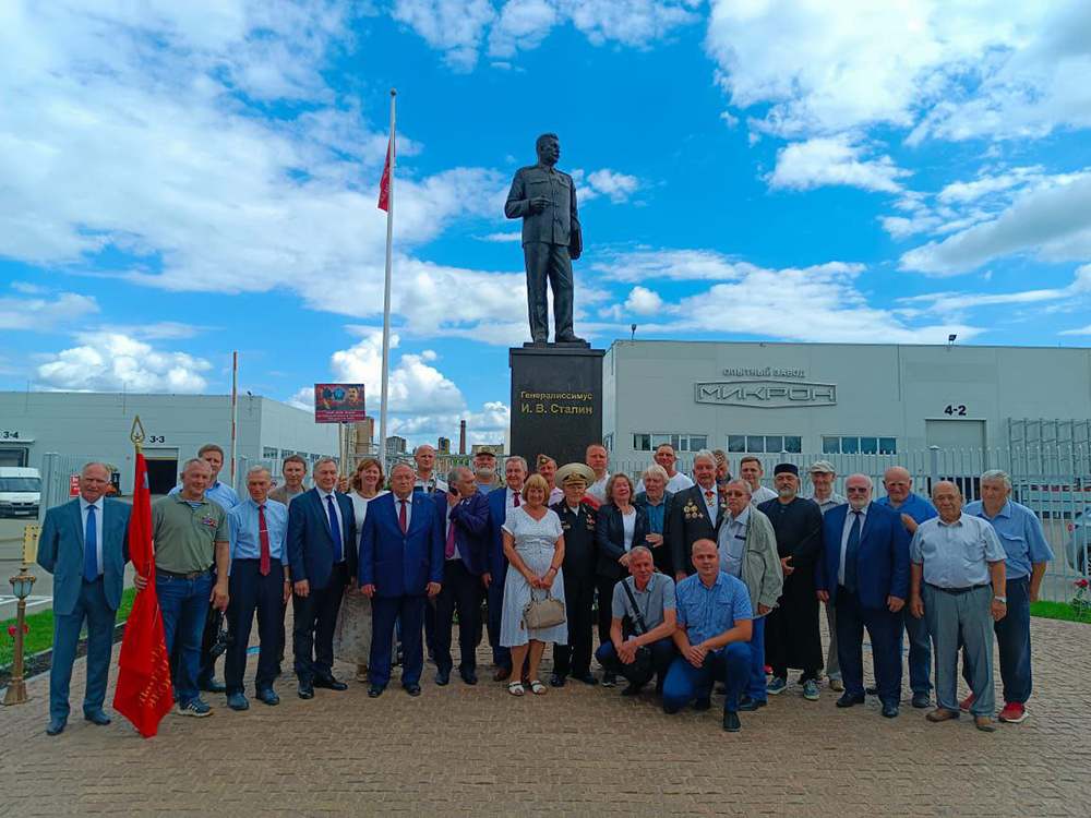 Восьмиметровый памятник Сталину был открыт в Великих Луках на территории завода «Микрон» 15 августа 2023 года и освящён без согласования с Псковской митрополией РПЦ. На освящении отец Антоний сказал: «Пострадала церковь в годы правления Иосифа Виссарионовича, но благодаря этому у нас теперь множество новомучеников и исповедников российских, которым мы сейчас молимся и которые нам помогают в деле возрождения нашей родины…». Фото: t.me/vladimirlepehin