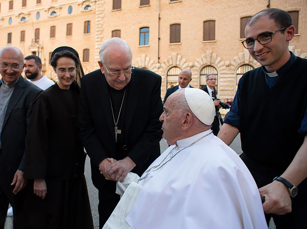 Раффаэла Петрини и папа римский Франциск. Фото: vaticanstate.va