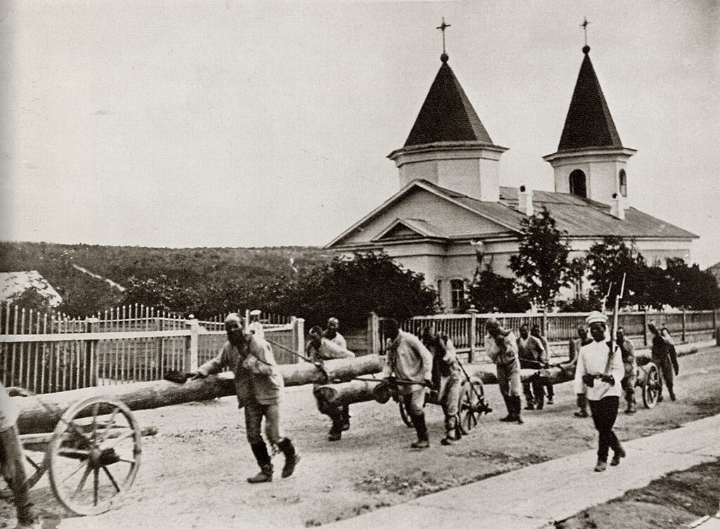 Перевозка стволов деревьев в Дуэ, Сахалин. Фото: Антон Чехов / zeno.org