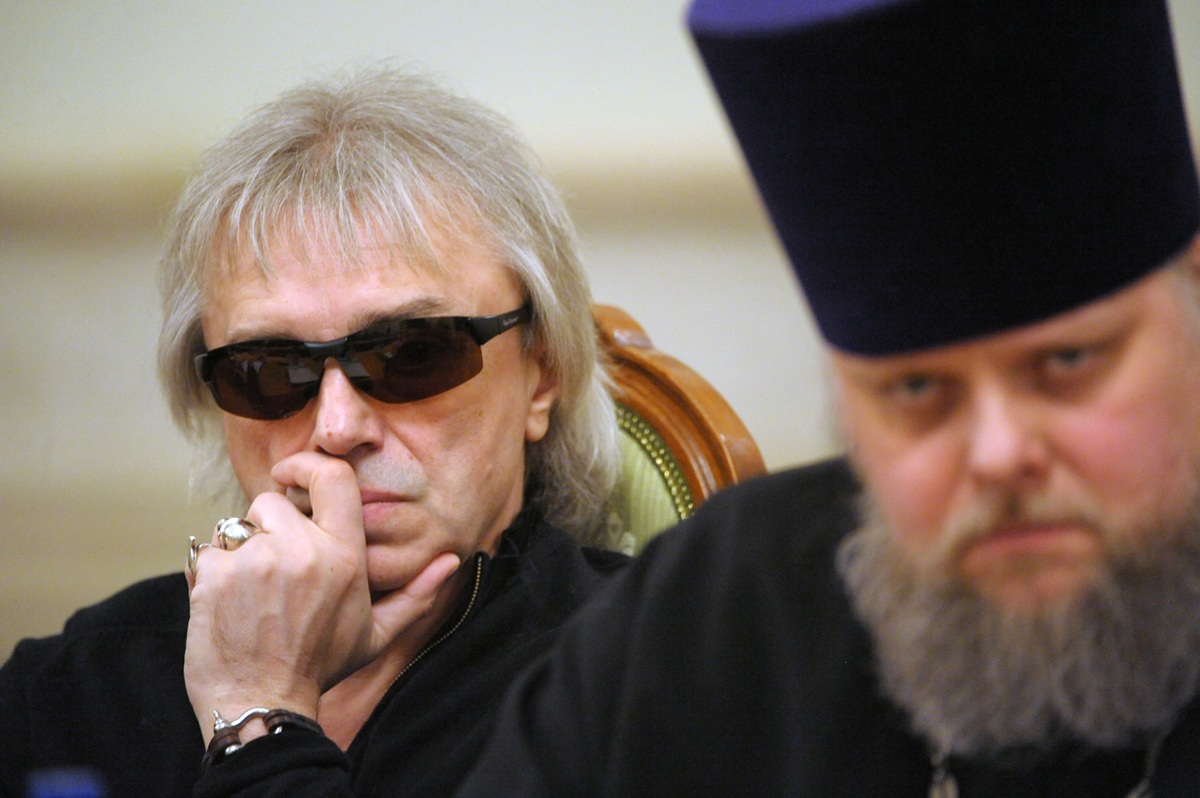 Солист группы "Алиса" Константин Кинчев (слева) на заседании патриаршего совета по культуре Русской православной церкви в кафедральном соборном Храме Христа Спасителя. Фото: Сергей Пятаков /&nbsp;РИА Новости