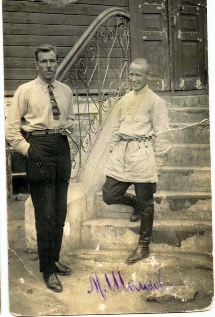 Писатель Михаил Шолохов (справа) и чекист Степан Болотов (слева) во дворе&nbsp;ЧК в Миллерово, где расстреляли Ермакова, 1928 год. Фото: общественное достояние