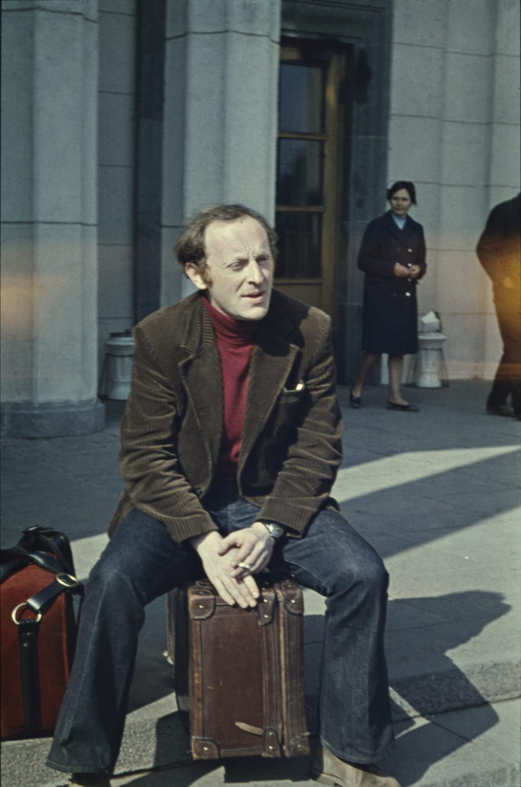 Бродский в аэропорту &laquo;Пулково&raquo; в день эмиграции - 4 июня 1972 г. С собой поэт взял пишущую машинку, две бутылки водки для Уистена Хью Одена и сборник стихов Джона Донна. Фото: Михаил Мильчик