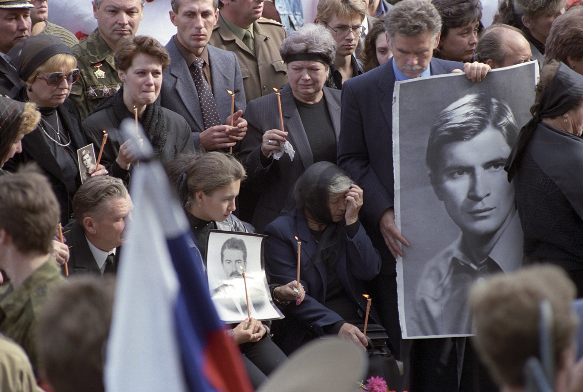Прощание с Ильей Кричевским, Дмитрием Комарем и Владимиром Усовым, погибшими при защите Белого дома 21 августа 1991 года. Фото: Борис Бабанов /&nbsp;РИА Новости