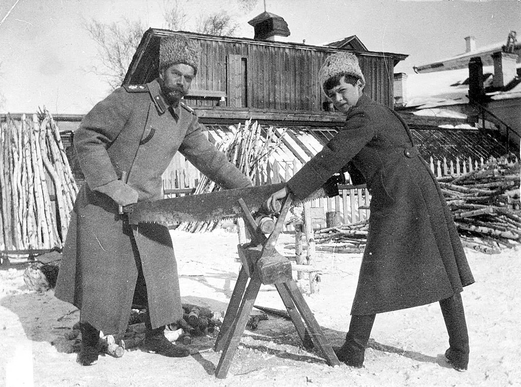 Николай II и его сын Алексей пилят дрова в Тобольске. Фото: общественное достояние