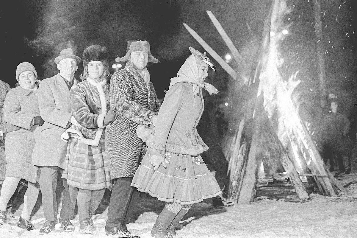 Участники фестиваля &laquo;Русская зима&raquo; танцуют &laquo;Летку-енку&raquo;, 1966 год. Фото: В. Будан, А. Коньков / Главархив Москвы