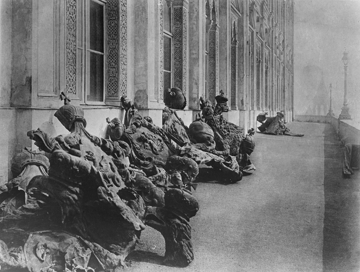 Царские гербы и регалии, снятые с фронтона Большого Кремлёвского дворца, 1917 год. Фото: Евгений Леонов / РИА Новости