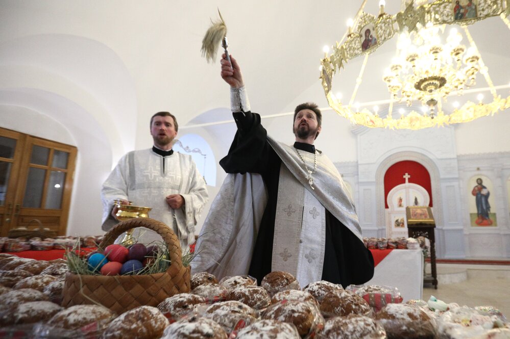 Освящение пасхальных куличей в храме Воскресения Словущего. Фото: Зыков Кирилл / АГН "Москва"