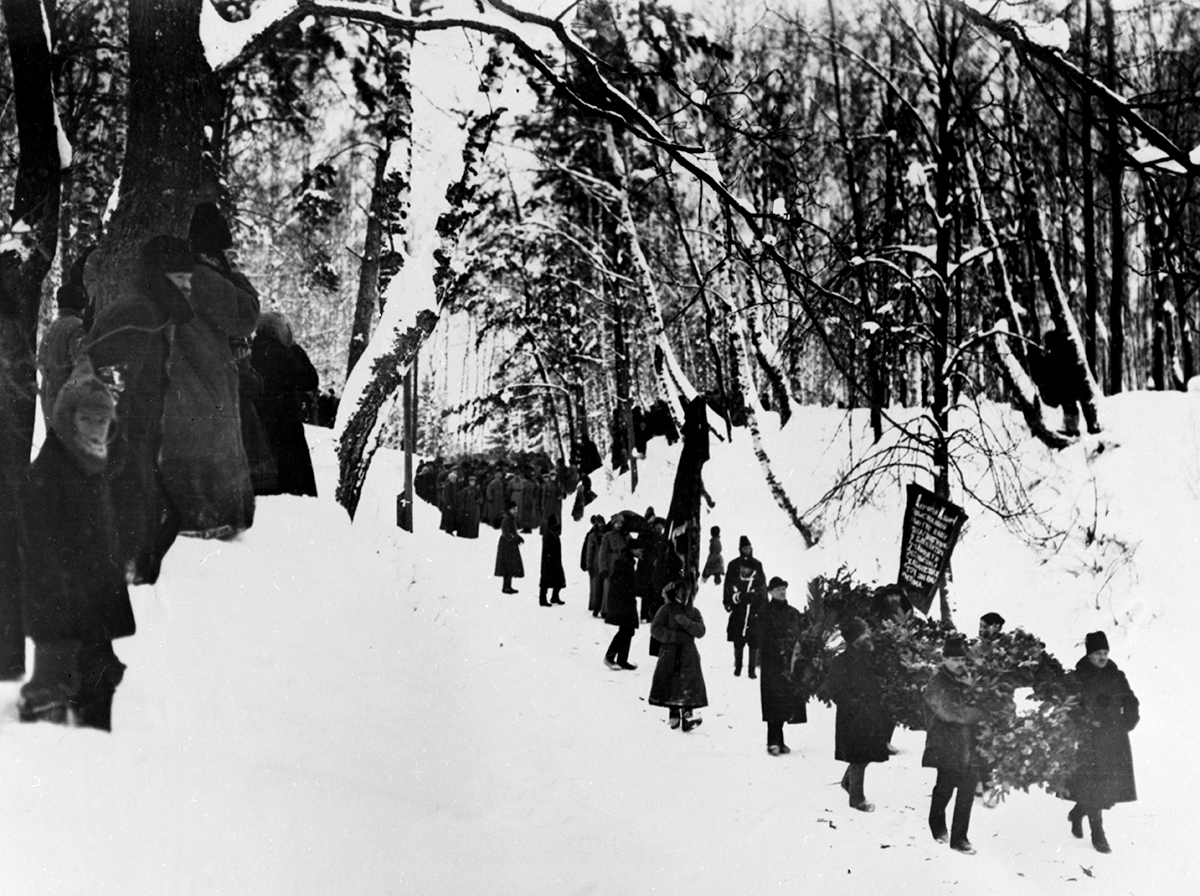 Траурное шествие с гробом В. И.Ленина в парке в Горках к железнодорожной станции, 23 января 1924 года. Фото: РИА Новости