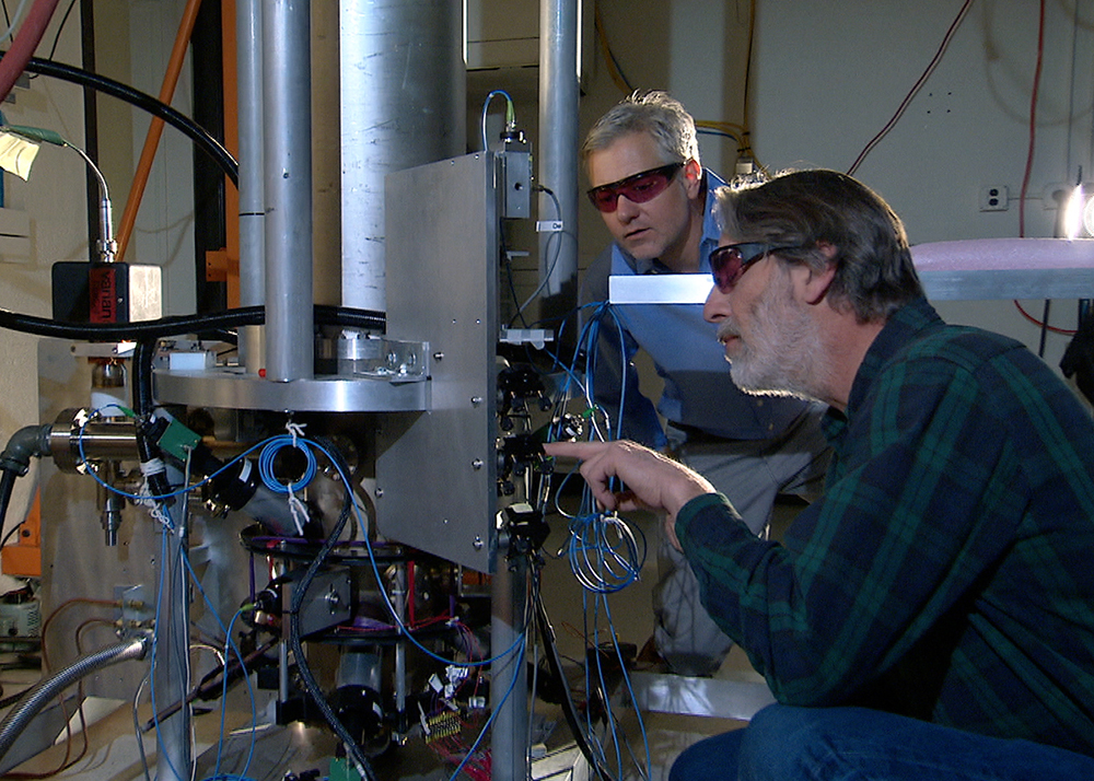 Физики NIST Стив Джеффертс и Том Хивнер с атомными часами. Фото: National Institute of Standards and Technology