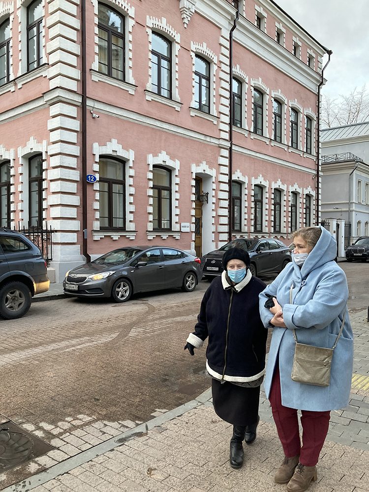 Ирина Ланцева на прогулке с Татьяной Борисовной. Фото: СФИ