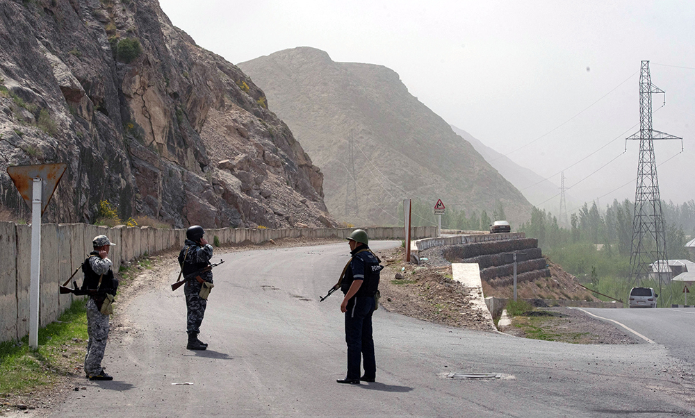Военнослужащие и сотрудники полиции Киргизии в районе села Кок-Таш. Фото: Эламан Карымшаков / Sputnik / РИА Новости