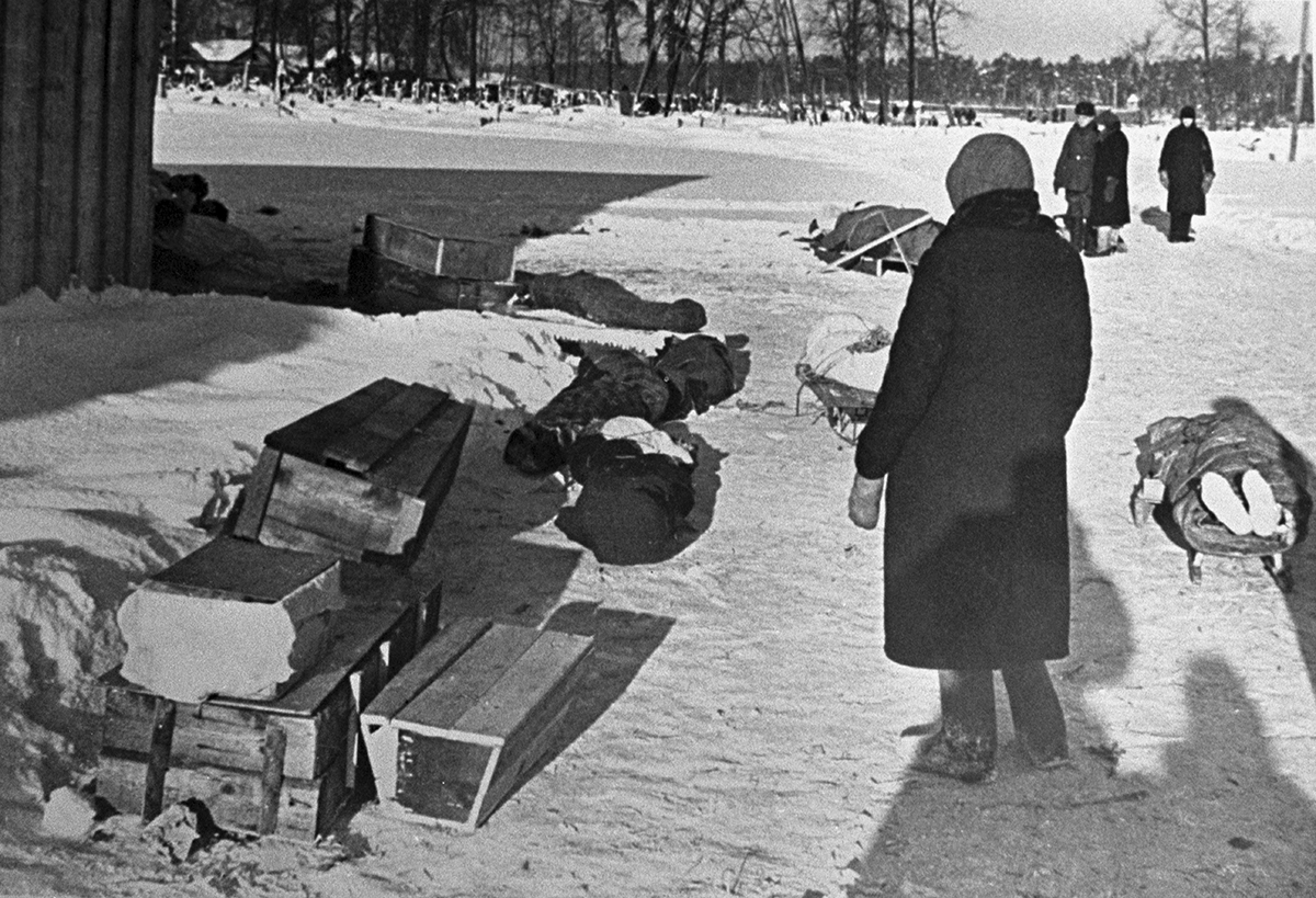 Тела умерших жителей доставлялись на Большеохтинское кладбище. Фото: Виктор Барановский / РИА Новости