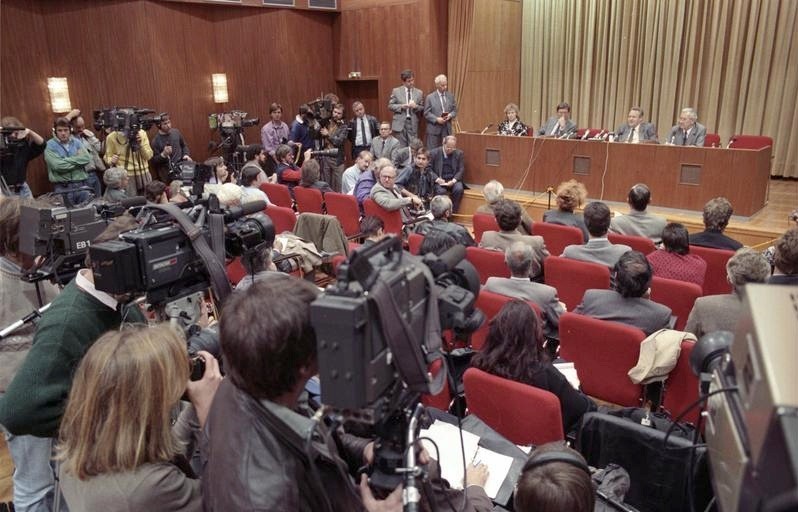 Пресс-конференция с участием Гюнтера Шабовски 9 ноября 1989 года. Фото: Bundesarchiv / zeitklicks.de