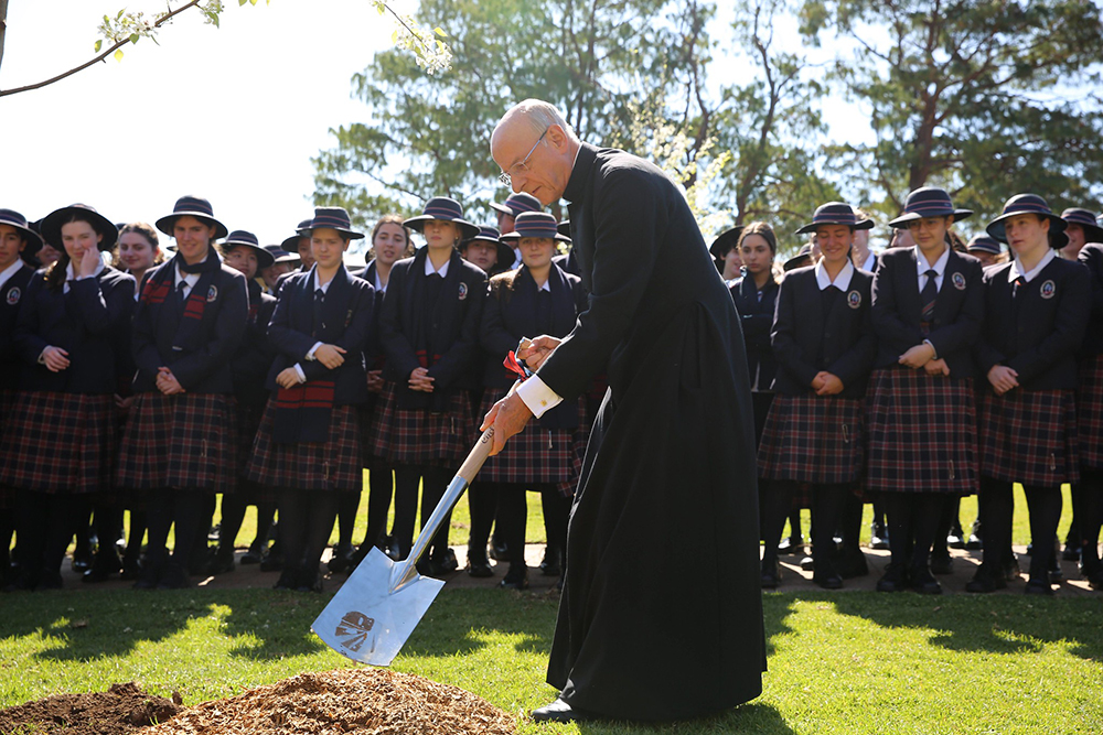 Епископ Фернандо Окарис с визитом в Австралии. Фото: Prelatura de la Santa Cruz y Opus Dei / Flickr