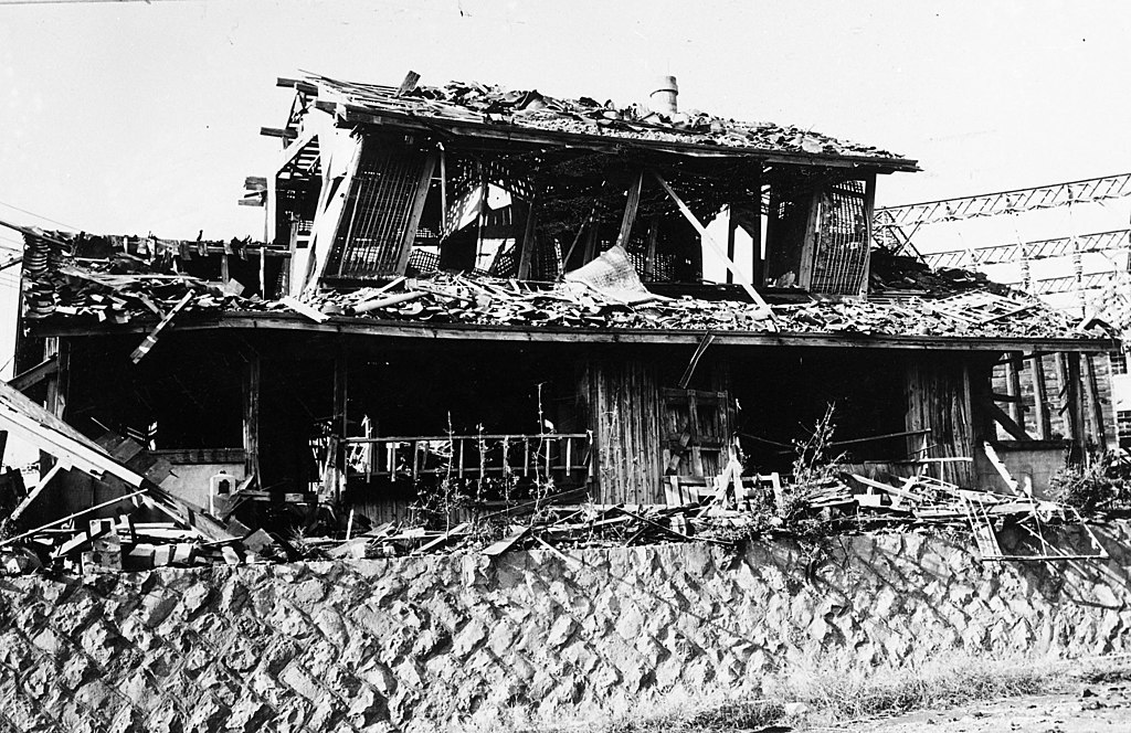 Здание разрушенное взрывом. Фото: U.S. Strategic Bombing Survey, Pacific Survey