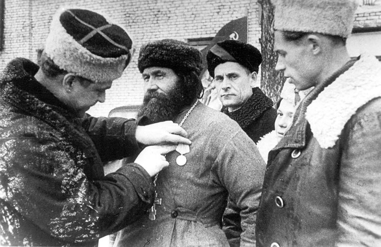 Вручение Ф. А. Пузанову медали «Партизану Отечественной войны». Фото: общественное достояние