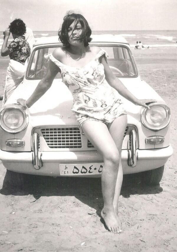 Иранка позирует в купальнике на пляже, 1960-е годы. Фото: общественное достояние